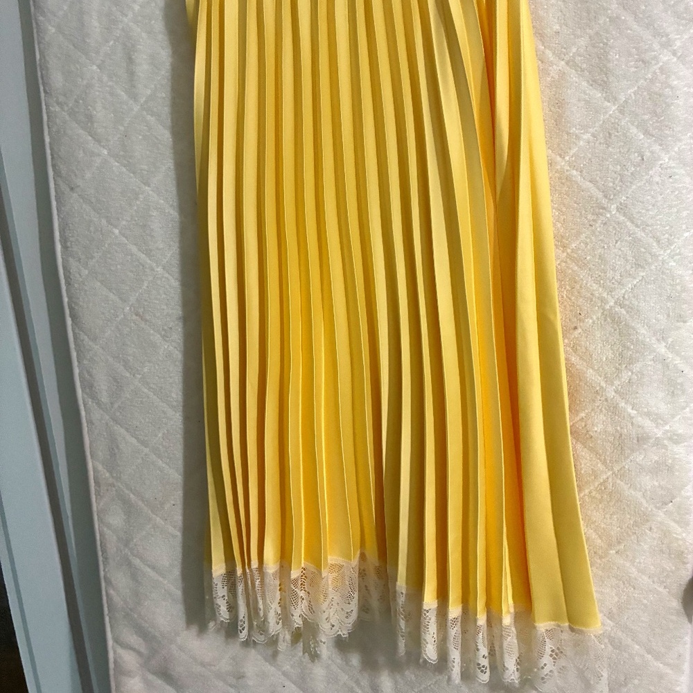 Zara stunning yellow pleated skirt with lace trim poly blend silk size 10